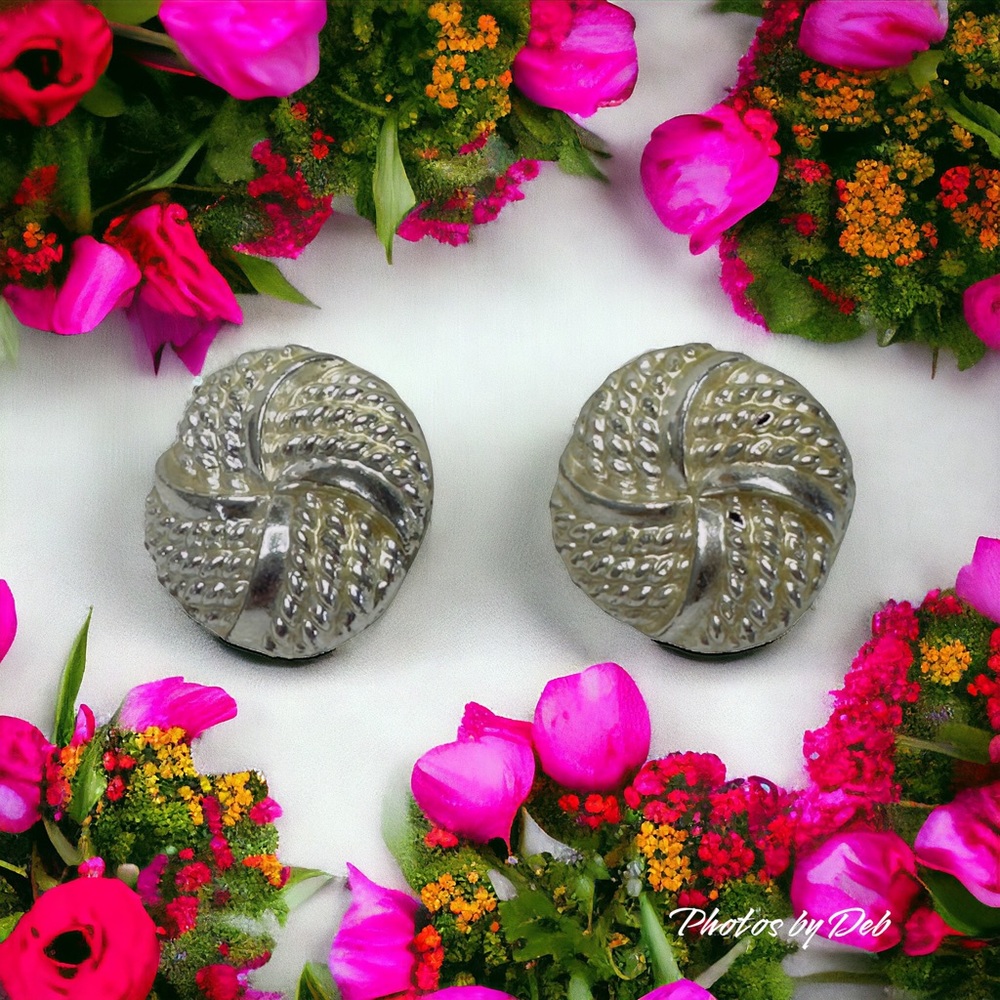 🔥2/$30🔥 Vintage silvertone swirl clip earrings